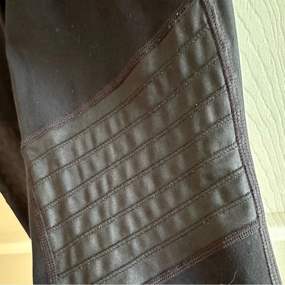 ATHLETA XXS Black Hi-Rise Leggings Mesh Detailed Ankles and Patterned Thigh - Picture 2 of 9